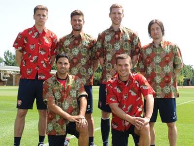 Sambut Kunjungan ke Indonesia, Pemain Arsenal Kenakan Batik